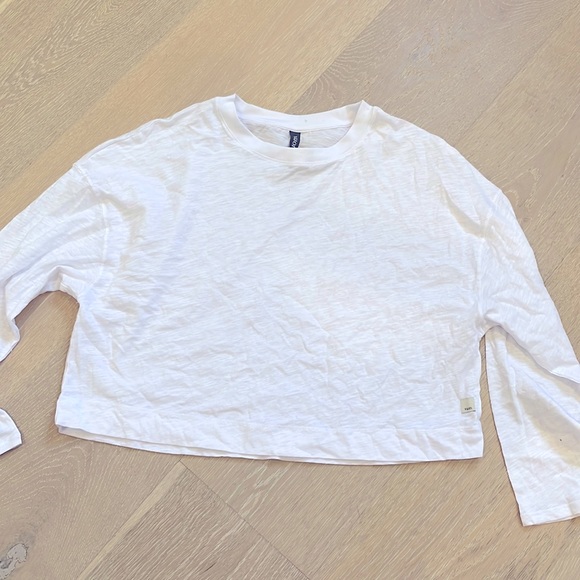 Vuori Tops - Vuori White Long Sleeve Cropped Tee